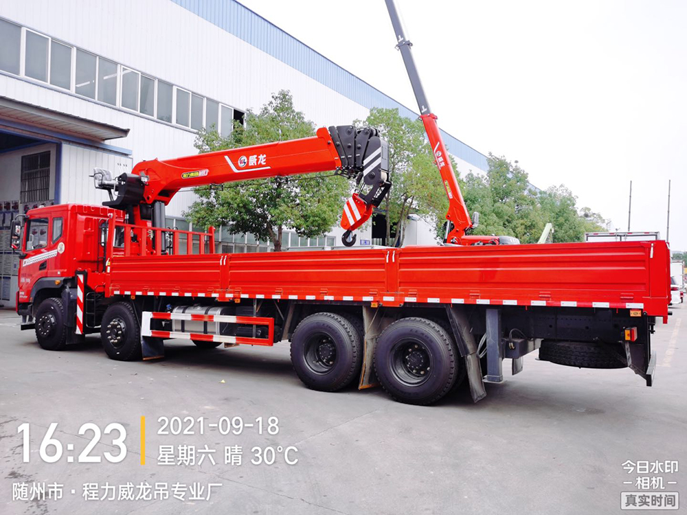 東風(fēng)華神DV5前四后八威龍14噸5節(jié)臂吊機