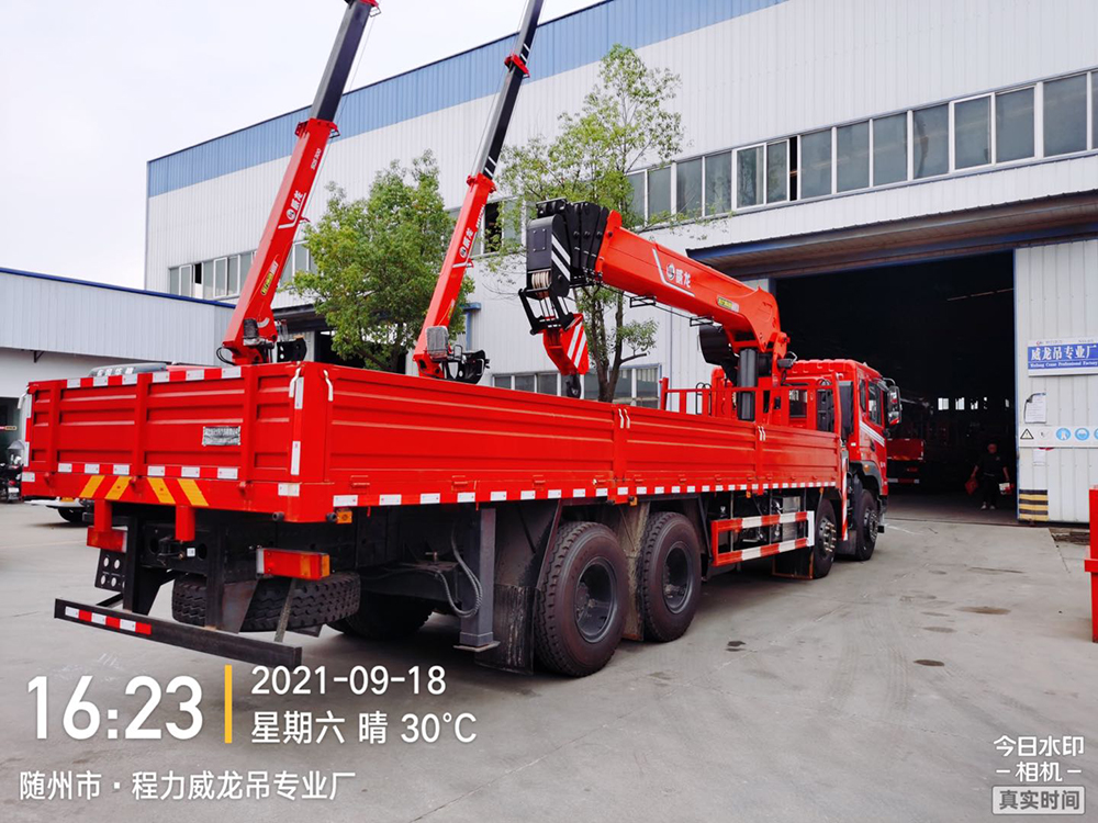 東風(fēng)華神DV5前四后八威龍14噸5節(jié)臂吊機